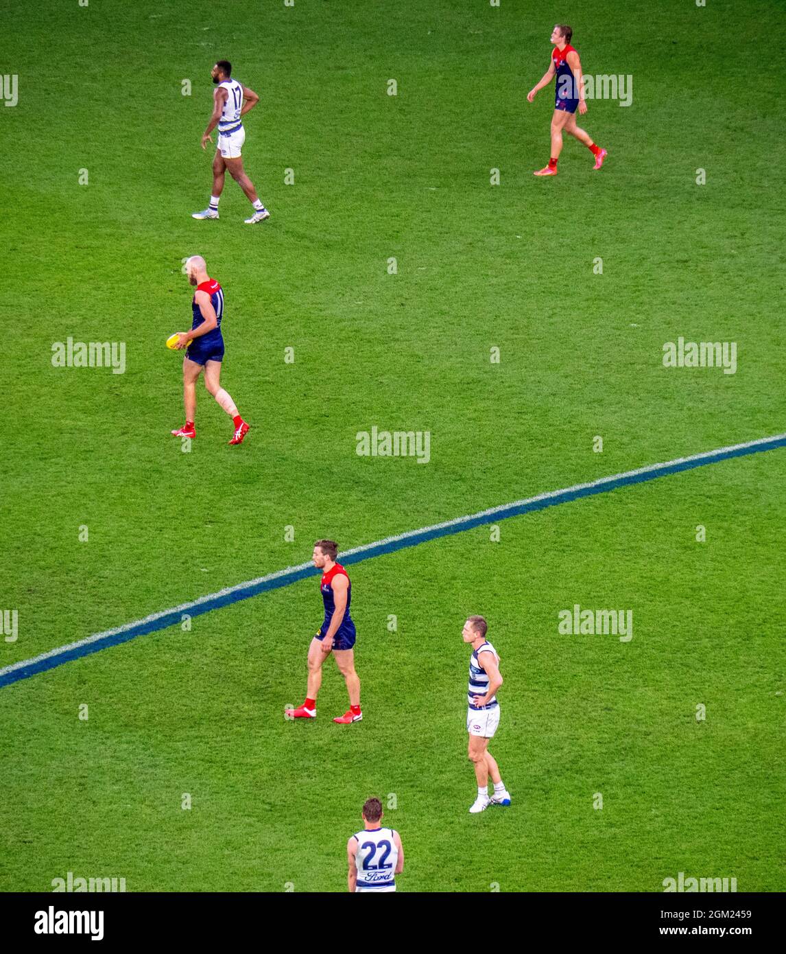 2021 AFL finale preliminare Australiano regole gioco di calcio tra Melbourne e Geelong club di calcio all'Optus Stadium Perth Western Australia. Foto Stock