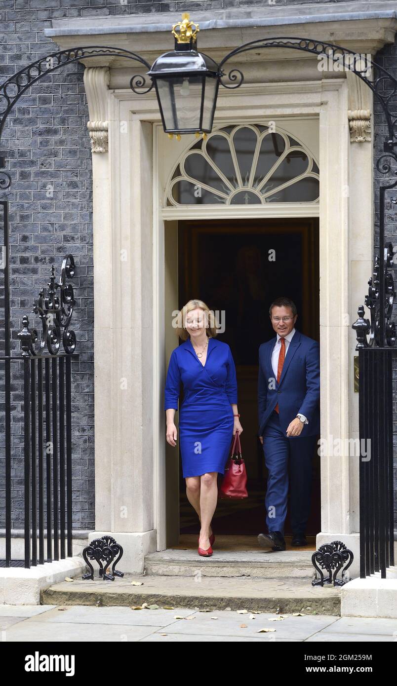 Liz Truss MP lasciando 10 Downing Street dopo essere stato nominato Segretario degli Esteri in un rimpasto del gabinetto, 15 settembre 2021 Foto Stock