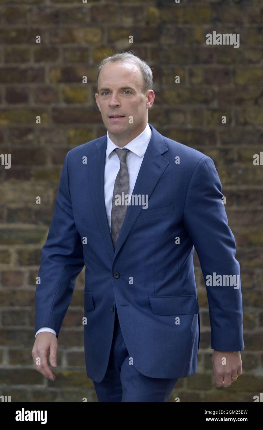 Dominic Raab MP (Ministro degli Esteri) a Downing Street durante un rimpasto di gabinetto in cui è stato trasferito dal Ministro degli Esteri al Vice primo Ministro Foto Stock