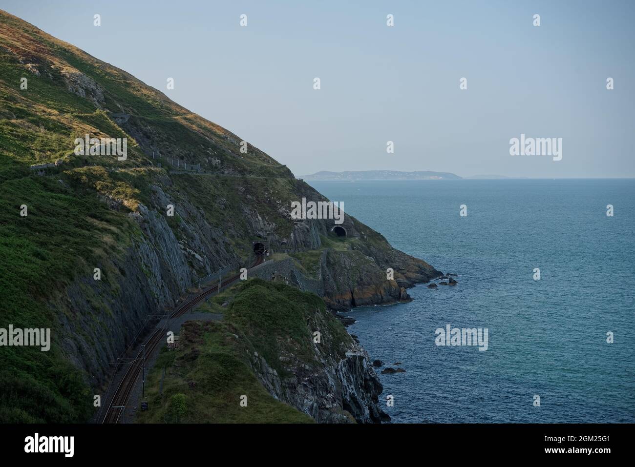 Costa d'Irlanda con la montagna Bray Head Foto Stock