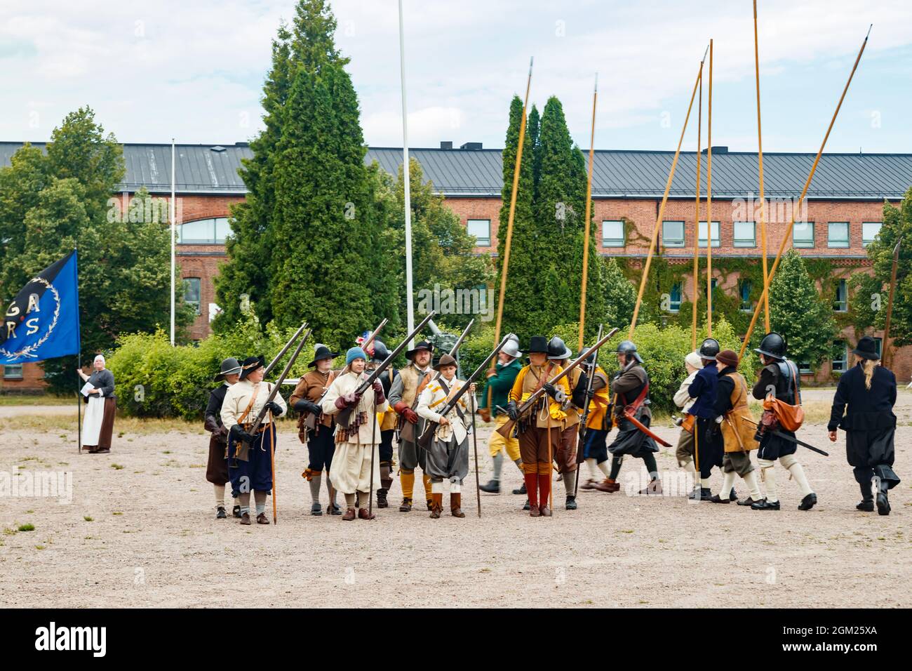 Kouvola, Finlandia - 7 agosto 2021: Spettacolo all'aperto al Medieval Market Festival. Soldati del 17 ° secolo. Foto Stock