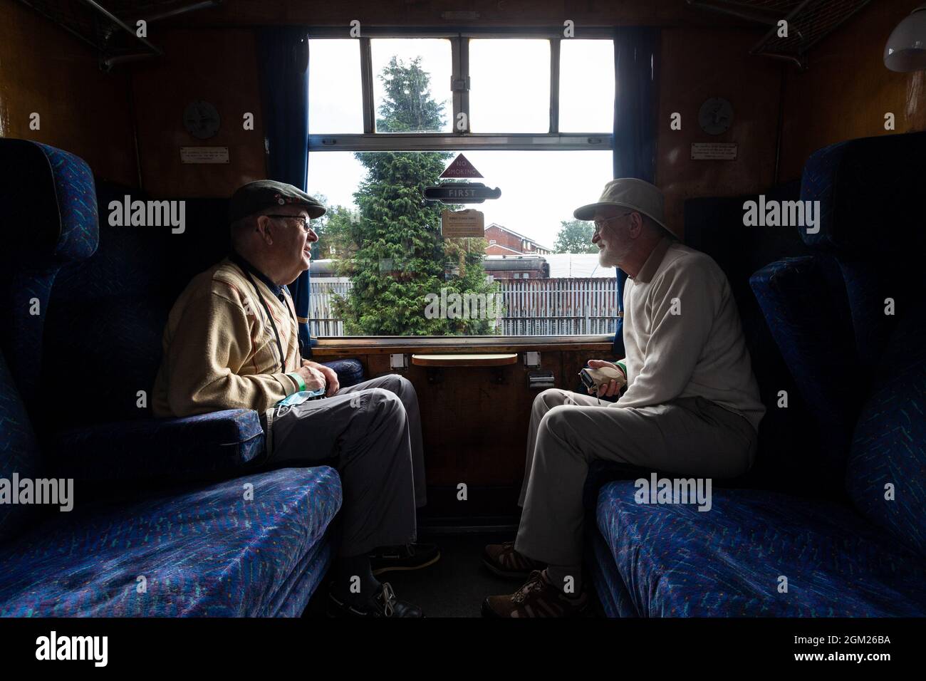 Kidderminster, Worcs, Regno Unito. 16 settembre 2021. Due signori in pensione si siedono in una carrozza d'epoca pronta per un giorno di viaggio il giorno di apertura del Severn Valley Railway's Autumn Steam Gala, Kidderminster, Worcestershire. Il gala dura fino a domenica 19 settembre e dispone di locos per gli ospiti. Credit: Peter Lopeman/Alamy Live News Foto Stock