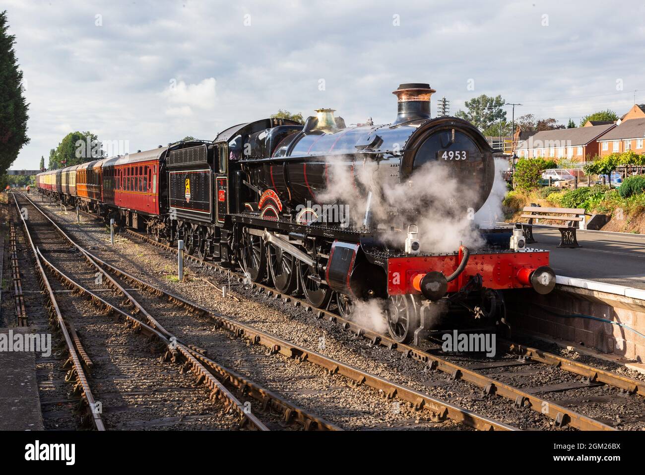 Kidderminster, Worcs, Regno Unito. 16 settembre 2021. Guest loco GWR 4953 'Pitchford Hall' costruito nel 1929 entra nella stazione ferroviaria di Severn Valley, Kidderminster, il giorno di apertura del Severn Valley Railway's Autumn Steam Gala, Kidderminster, Worcestershire. Il gala dura fino a domenica 19 settembre e dispone di locos per gli ospiti. Credit: Peter Lopeman/Alamy Live News Foto Stock