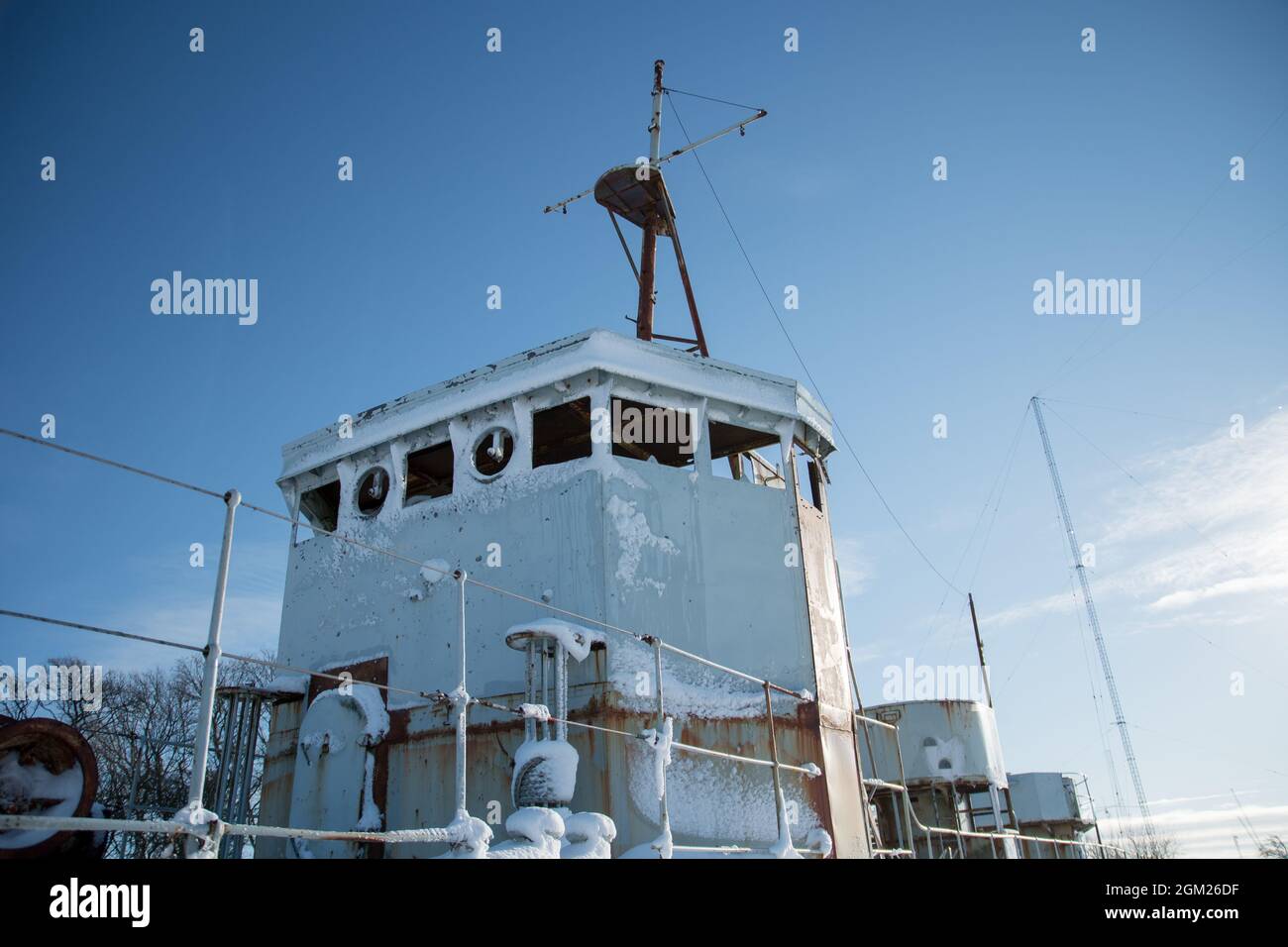 Wheelhouse di una vecchia nave da guerra abbandonata Foto Stock Wheelhouse di una vecchia nave da guerra abbandonata Foto Stock