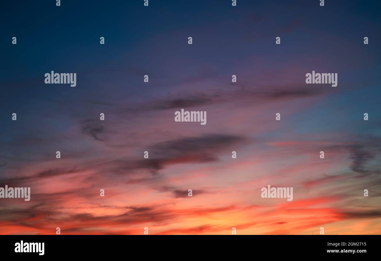 Cielo colorato con nuvole al tramonto. Spettacolare cielo serale. Sfondo naturale Foto Stock