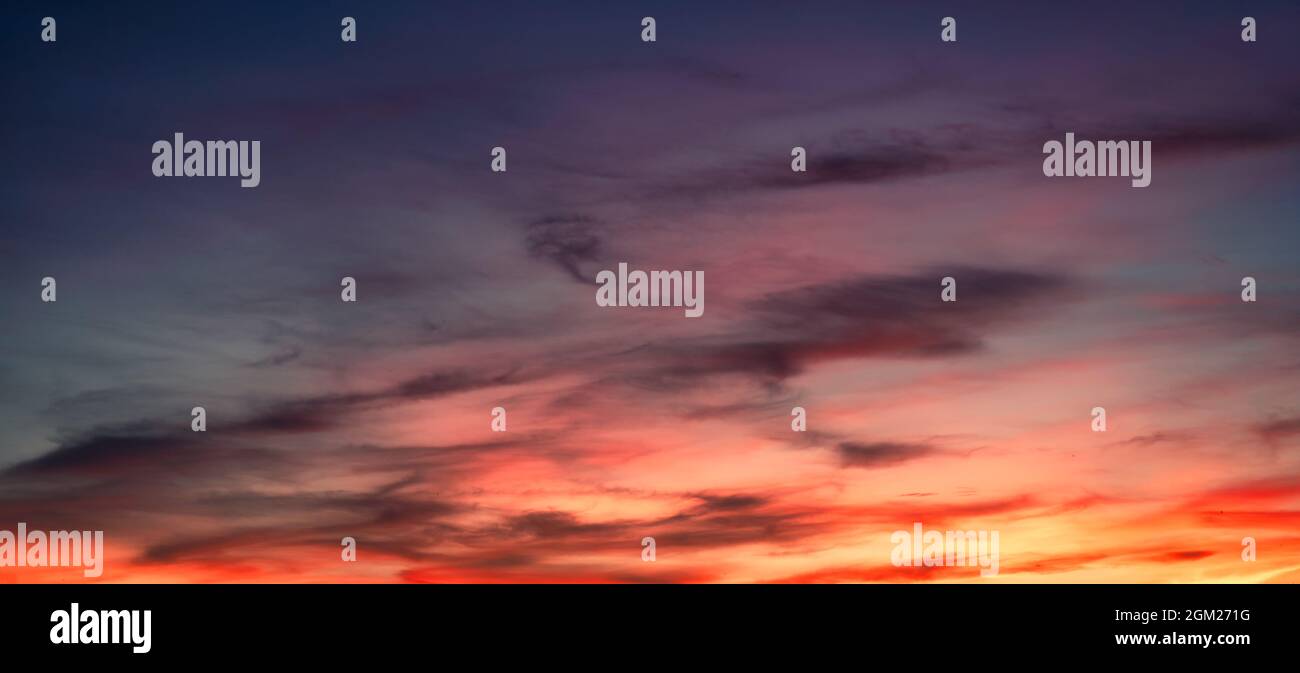 Cielo colorato con nuvole al tramonto. Spettacolare cielo serale. Sfondo naturale Foto Stock