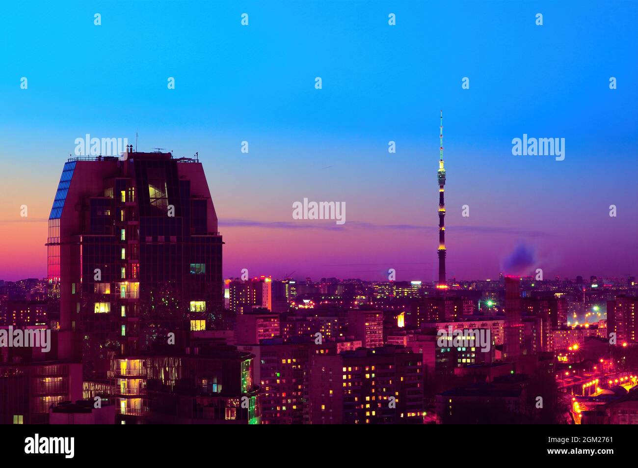 Mosca al crepuscolo con la Torre della TV di Ostankino, con illuminazione serale, 2009 Foto Stock