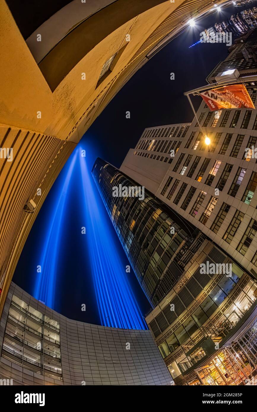 WTC 911 Tribute in Light - Vista dall'installazione leggera del monumento commemorativo del 911 a Lower Manhattan, New York City. Il Tributo in luce è un'arte i Foto Stock