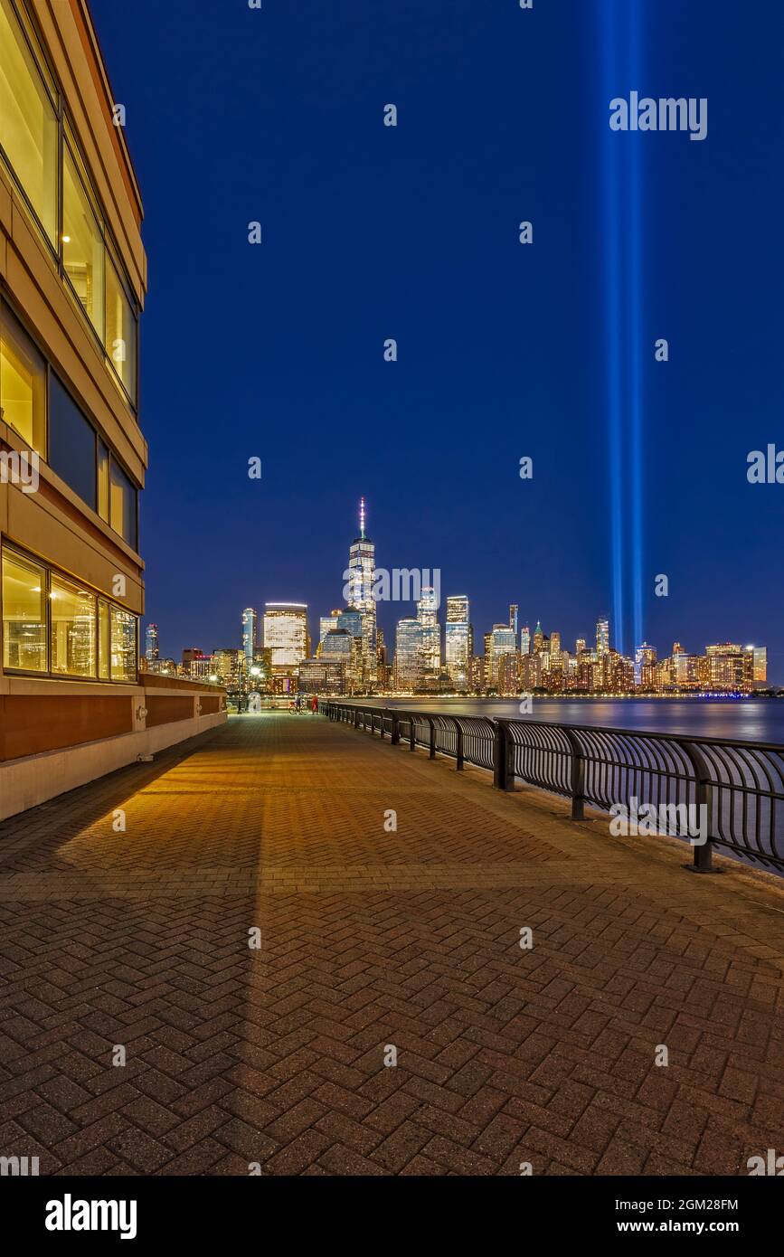 NYC Tribute in Light - New York City commemora il 20° anniversario degli attacchi terroristici del 11 settembre 2001. Le luci sono luminose e alte Foto Stock