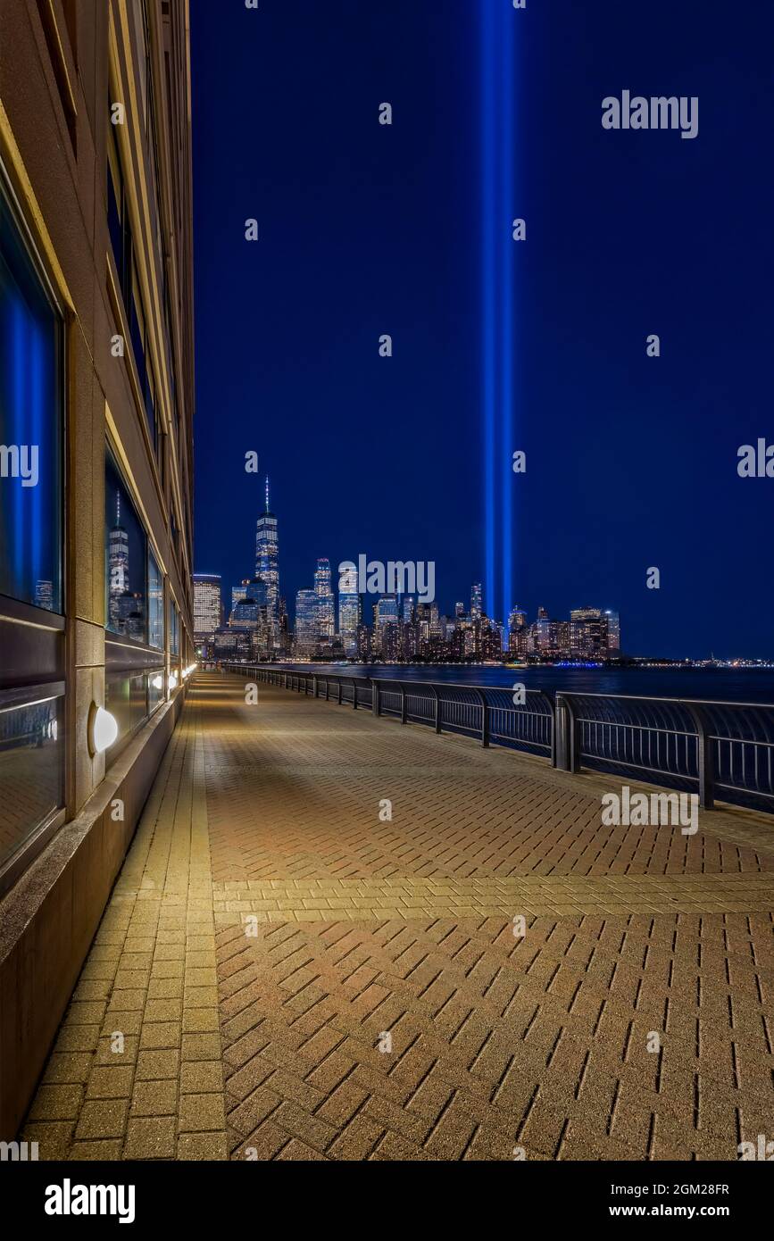 NYC Tribute in llight - New York City commemora il 20° anniversario degli attacchi terroristici del 11 settembre 2001. Le luci brillano e brillano Foto Stock