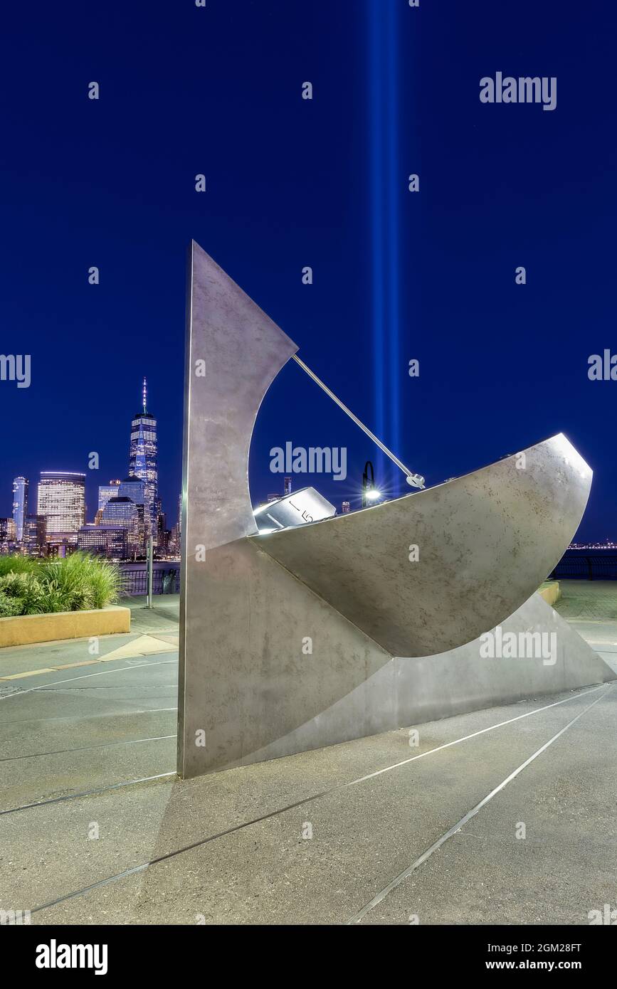 WTC NYC Settembre 11 Tribute - Una meridiana in primo piano può essere vista con il World Trade Center coniato la Freedom Tower insieme al Tribute in Foto Stock