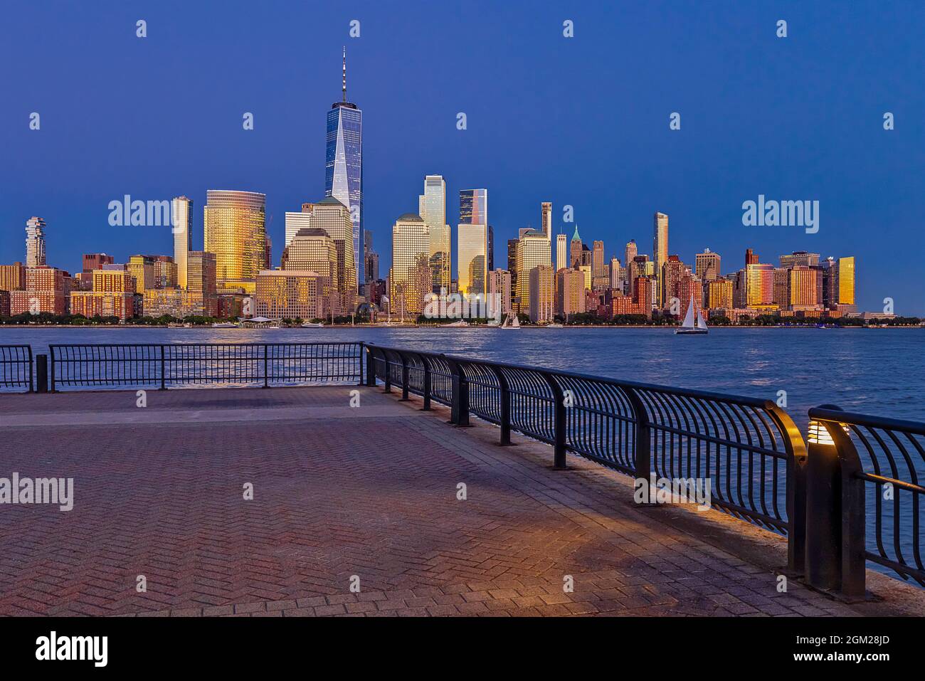NYC WTC Skyline - lo skyline di NYC con One World Trade Center, coniò la Freedom Tower a Lower Manhattan. Lo skyline di New York è illuminato Foto Stock