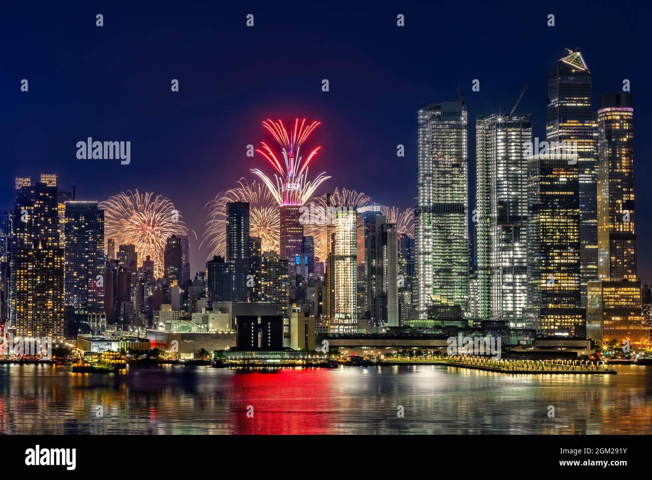 Empire state NYC 4 luglio - lo spettacolare spettacolo pirotecnico di festa di Macy del 4 luglio presso lo skyline di New York City insieme all'Empire state Foto Stock