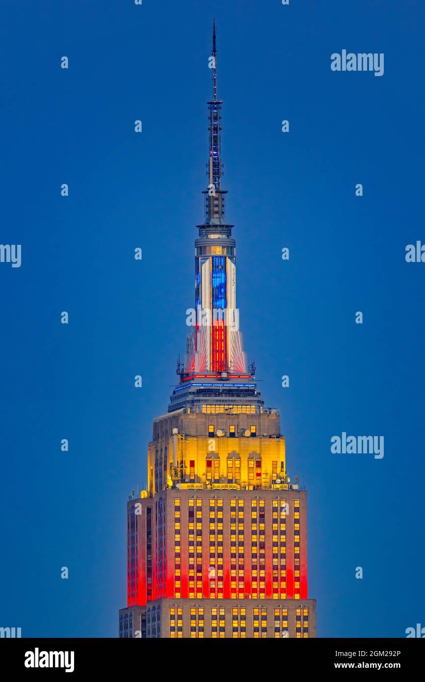 Empire state 4 luglio - Vista ravvicinata dell'Empire state Building con luci rosse, bianche e blu in occasione della Giornata dell'Indipendenza degli Stati Uniti. Questo imag Foto Stock