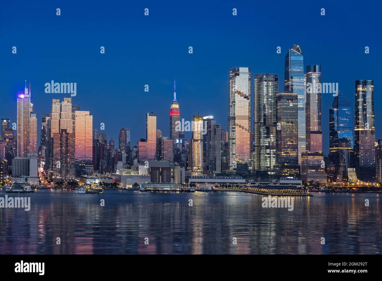 Empire state NYC 4 luglio - lo skyline del centro di Manhattan con l'Empire state Building illuminato in rosso, bianco e blu per celebrare gli USA in Foto Stock
