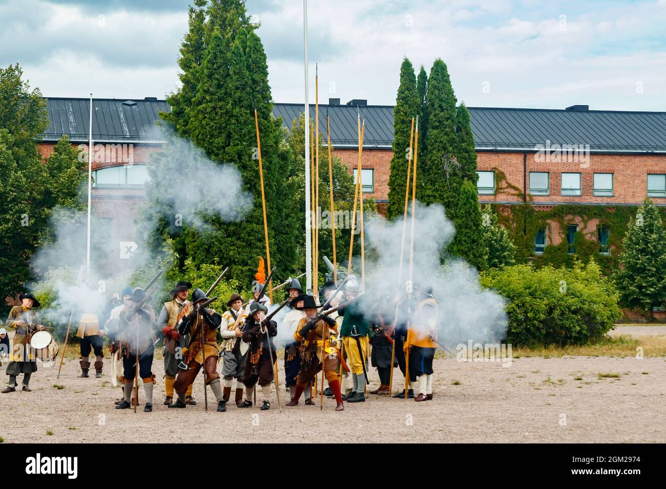 Kouvola, Finlandia - 7 agosto 2021: Spettacolo all'aperto al Medieval Market Festival. Soldati del 17 ° secolo. Foto Stock