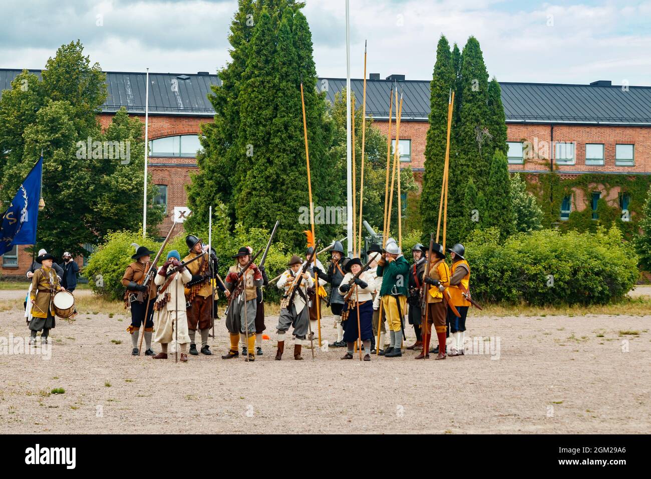 Kouvola, Finlandia - 7 agosto 2021: Spettacolo all'aperto al Medieval Market Festival. Soldati del 17 ° secolo. Foto Stock