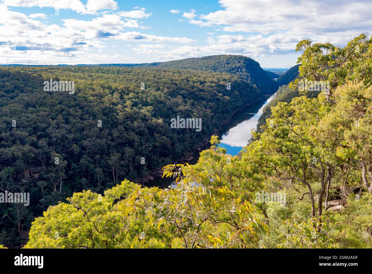 Guardando a nord lungo il fiume Nepean e attraverso il Parco Nazionale delle Blue Mountains dallo storico The Rock Lookout di Mulgoa nella parte occidentale di Sydney, NSW Foto Stock