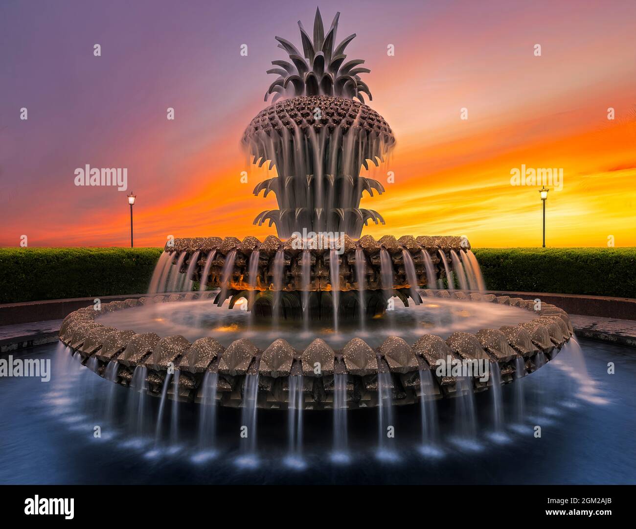 Pineapple Fountain SC - uno dei punti focali di Charleston, South Carolina, è la Pineapple Fountain sul lungomare del porto di Charleston. Pineapp Foto Stock