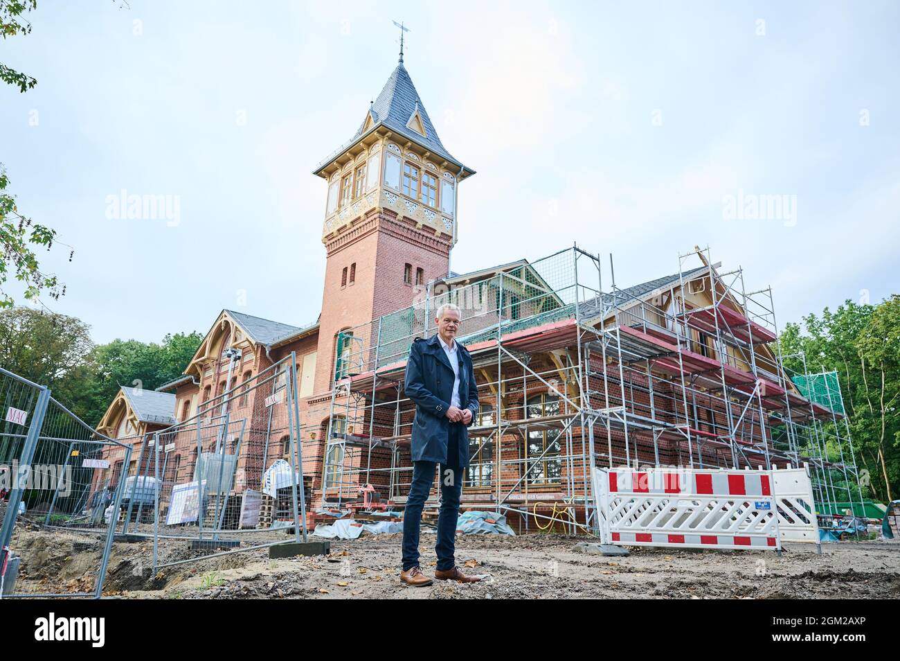 Berlino, Germania. 16 settembre 2021. Christoph Schmidt, Managing Director Grün Berlin GmbH, si trova di fronte all'ovaia di Spreepark, in fase di ristrutturazione. I nuovi concetti di design per lo Spreepark includono un paesaggio artistico e culturale e anche una reinterpretazione degli edifici esistenti. Credit: Annette Riedl/dpa/Alamy Live News Foto Stock