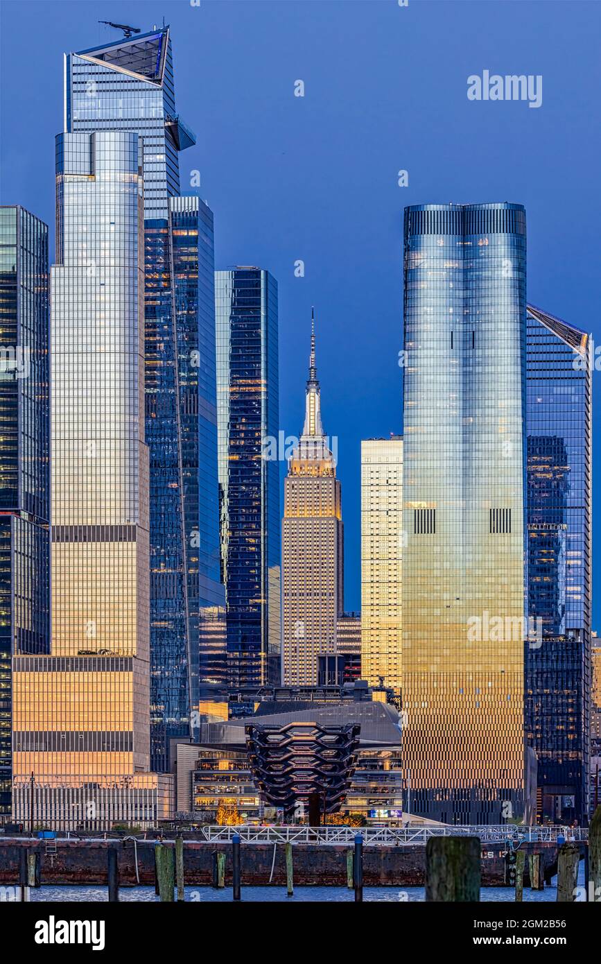 Gold and Blue Over NYC - lo skyline di New York si illumina con toni caldi e freddi sull'Empire state Building e sui grattacieli Hudson Yards Foto Stock