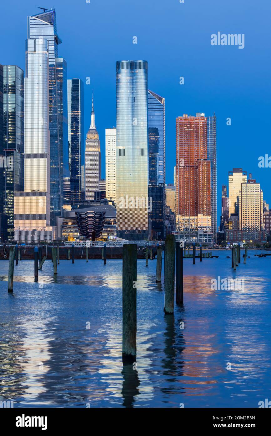 New York in oro e blu - lo skyline di New York si illumina con toni caldi e freddi sull'Empire state Building e sui grattacieli di Hudson Yards Foto Stock
