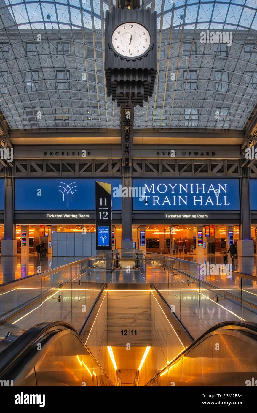 Moynihan Golden Escalator II- Vista scala mobile dorata della stazione ferroviaria recentemente rinnovata nel centro di Manhattan a New York City. WOTH le parole e plur Foto Stock