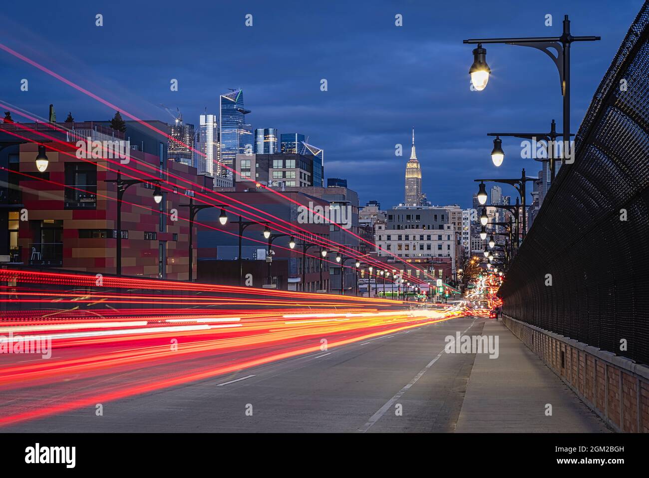 Express to NYC - Vista da Hoboken, NJ all'Empire state Building e Hudson Yards nel centro di Manhattan a New York City durante l'ora blu di twi Foto Stock