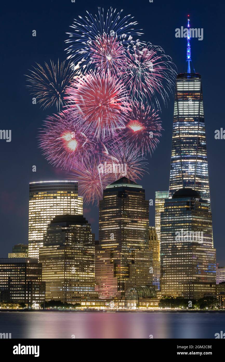 WTC NYC Fireworks - Fuochi d'artificio sullo skyline di New York con One World Trade Center e altri edifici a Lower Manhattan. Questa immagine è anche un Foto Stock