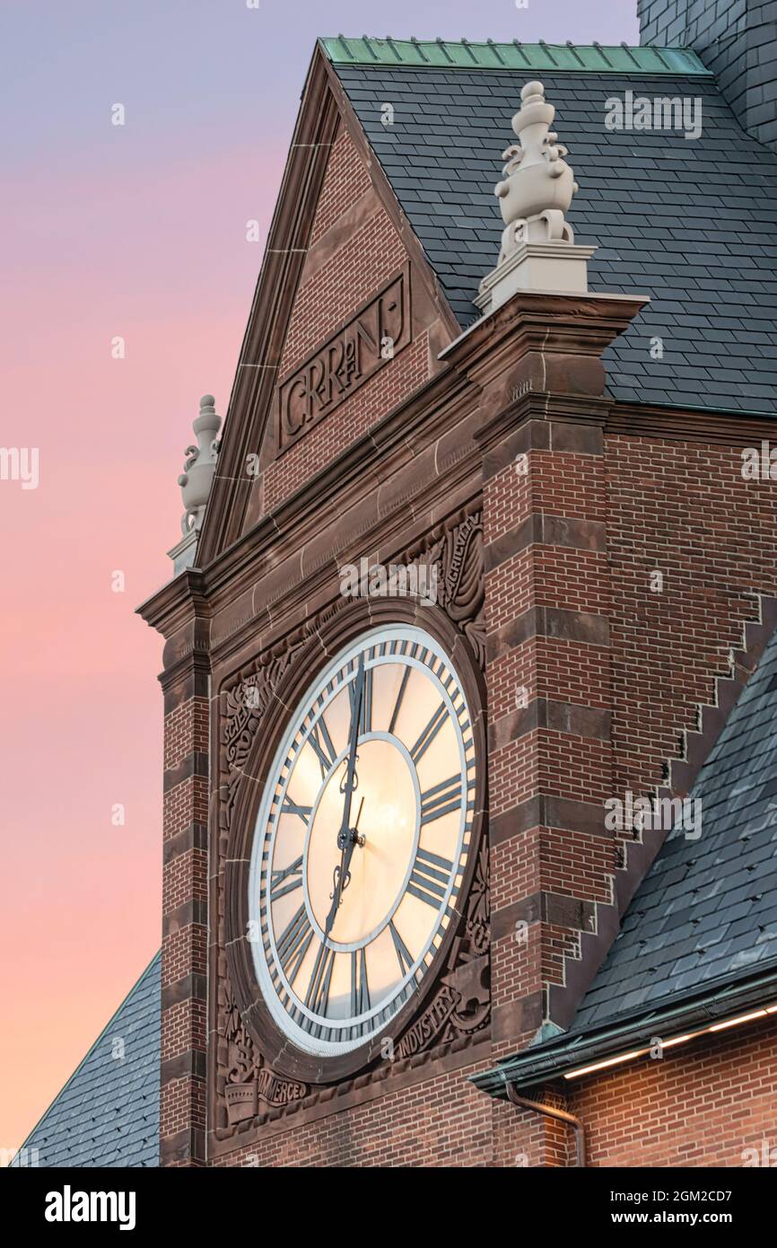 Terminal CRRofNJ - Vista sulla facciata in mattoni rossi, campanile e orologio all'aperto. Il terminal è anche conosciuto come il terminal Communipaw in Liberty state Par Foto Stock