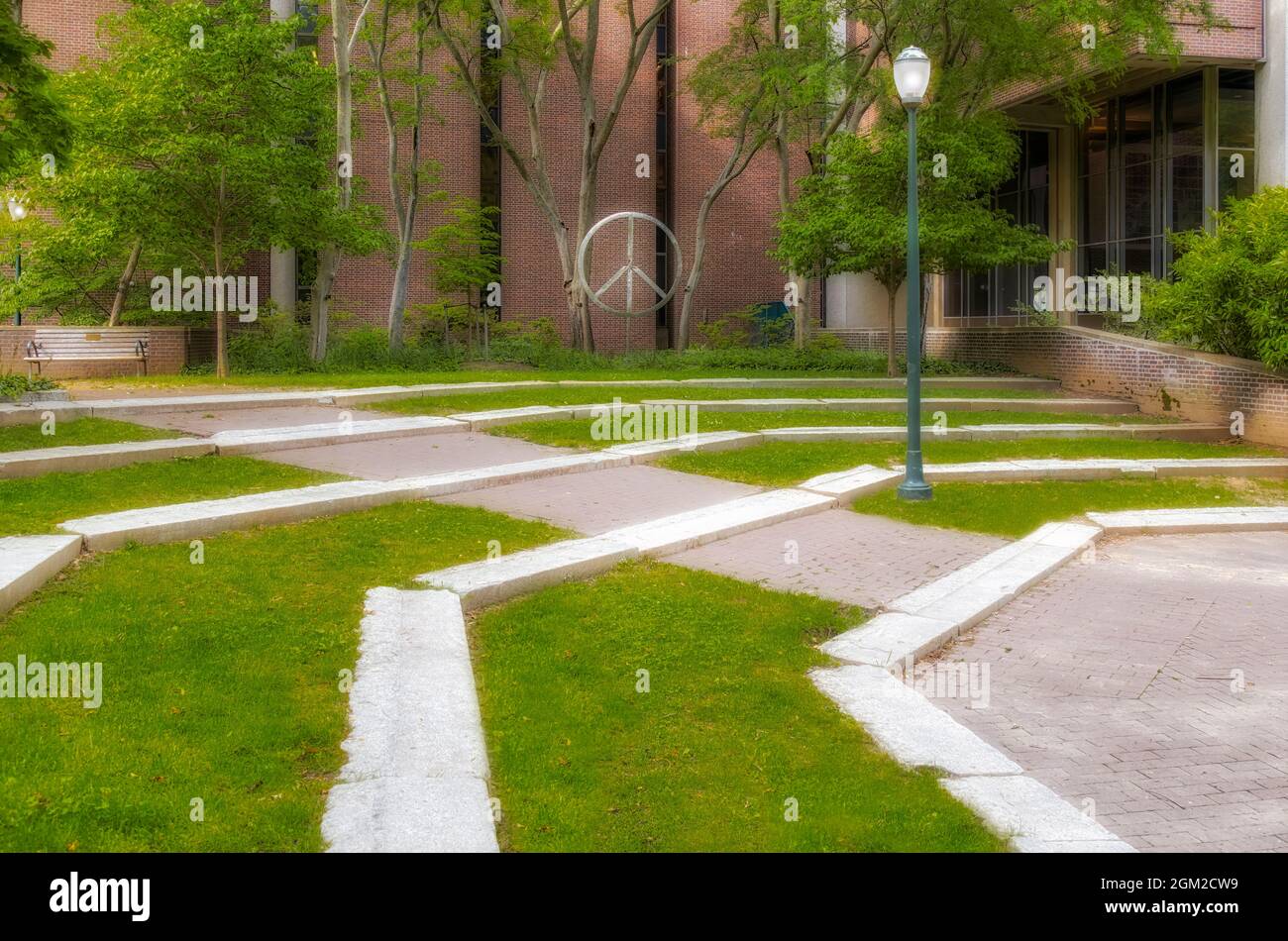 Simbolo della pace U-Penn - il simbolo della pace si trova fuori dalla Biblioteca Van Pelt di Penn. Ha avuto una storia significativa e drammatica. È stato installato in Foto Stock