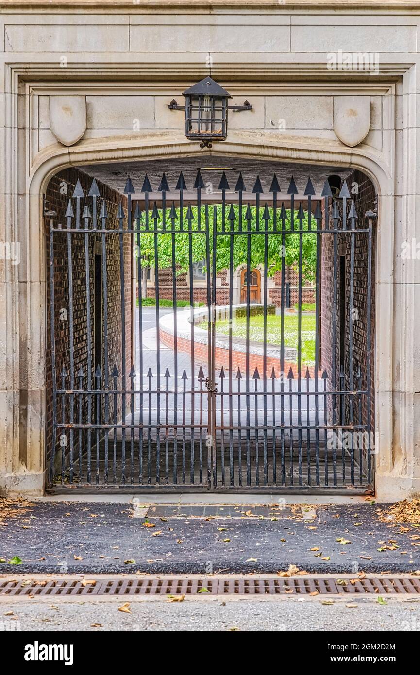 U-Penn Courtyard - l'Università della Pennsylvania è un'università privata di ricerca della Ivy League a Philadelphia. L'Università rivendica una data di fondazione Foto Stock