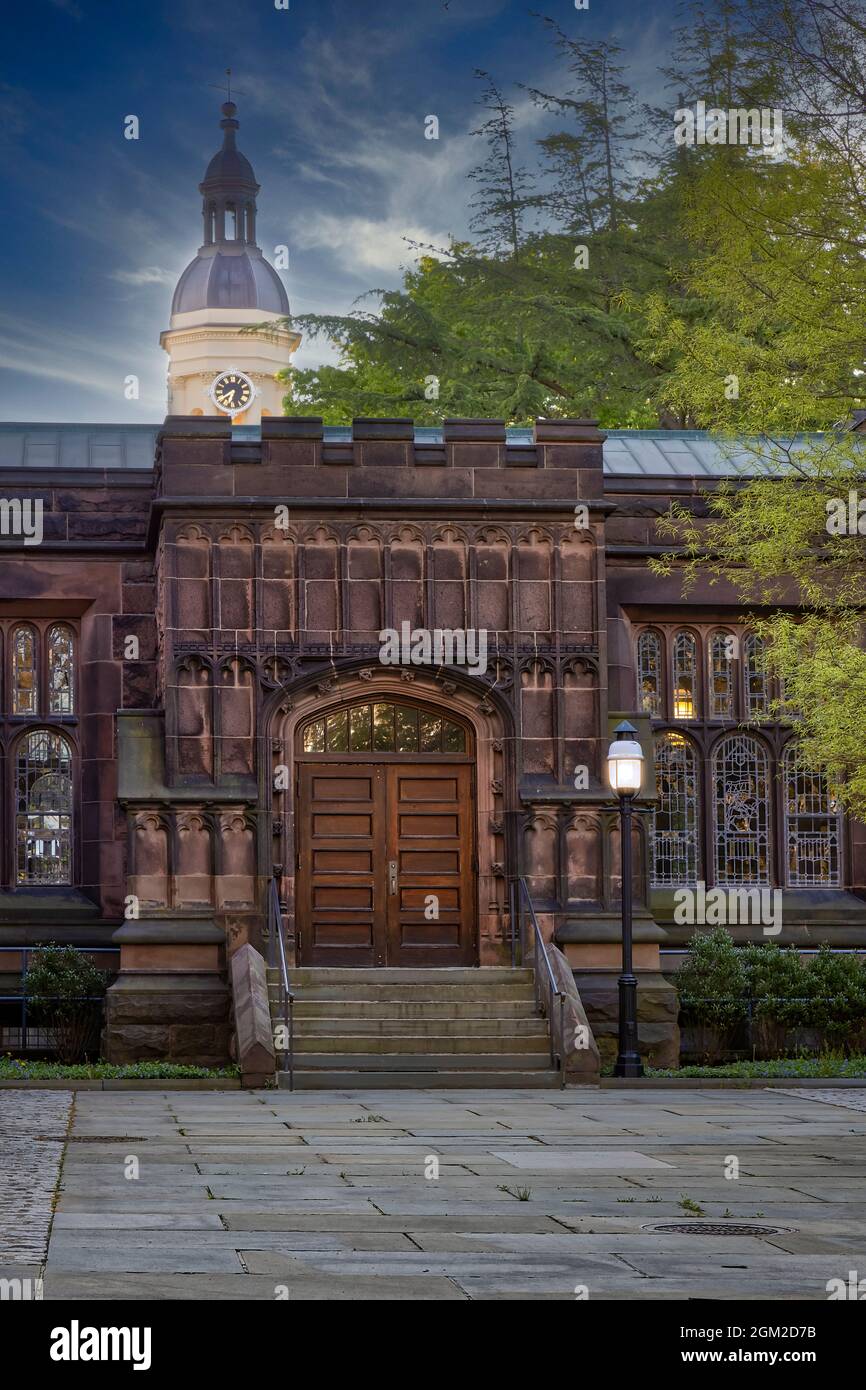 East Pyne Nassau Tower Princeton - una vista sulla Collegiata Gotica e la Torre dell'Orologio di Nassau. Princeton University è una Ivy League res privata Foto Stock