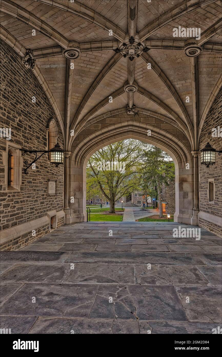 Princeton Blair Hall Arch - una vista sullo stile architettonico gotico della Collegiata illuminata dell'Arch della Torre dell'Orologio di Blair Hall. L'Università di Princeton è una Foto Stock