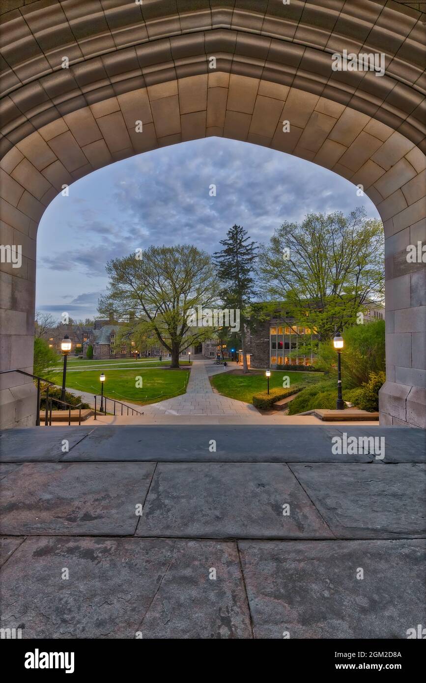 Blair Hall Arch Princeton View - una vista sullo stile architettonico gotico della Collegiata illuminata dell'Arch della Torre dell'Orologio di Blair Hall. Università di Princeton Foto Stock