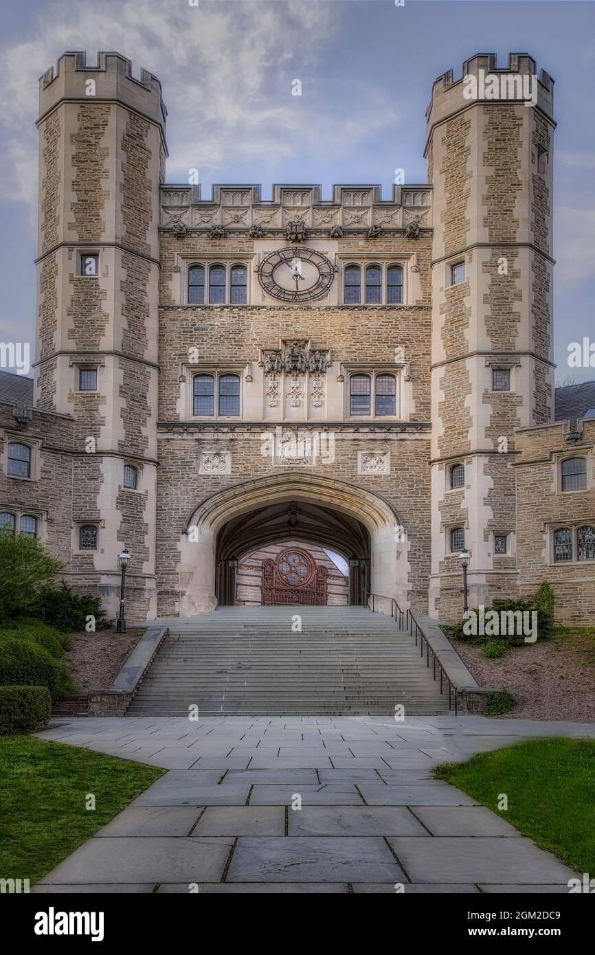 Princeton University Blair Hall III - una vista dello stile architettonico gotico collegiato di Blair Hall Clock Tower Arch. L'Università di Princeton è una Foto Stock