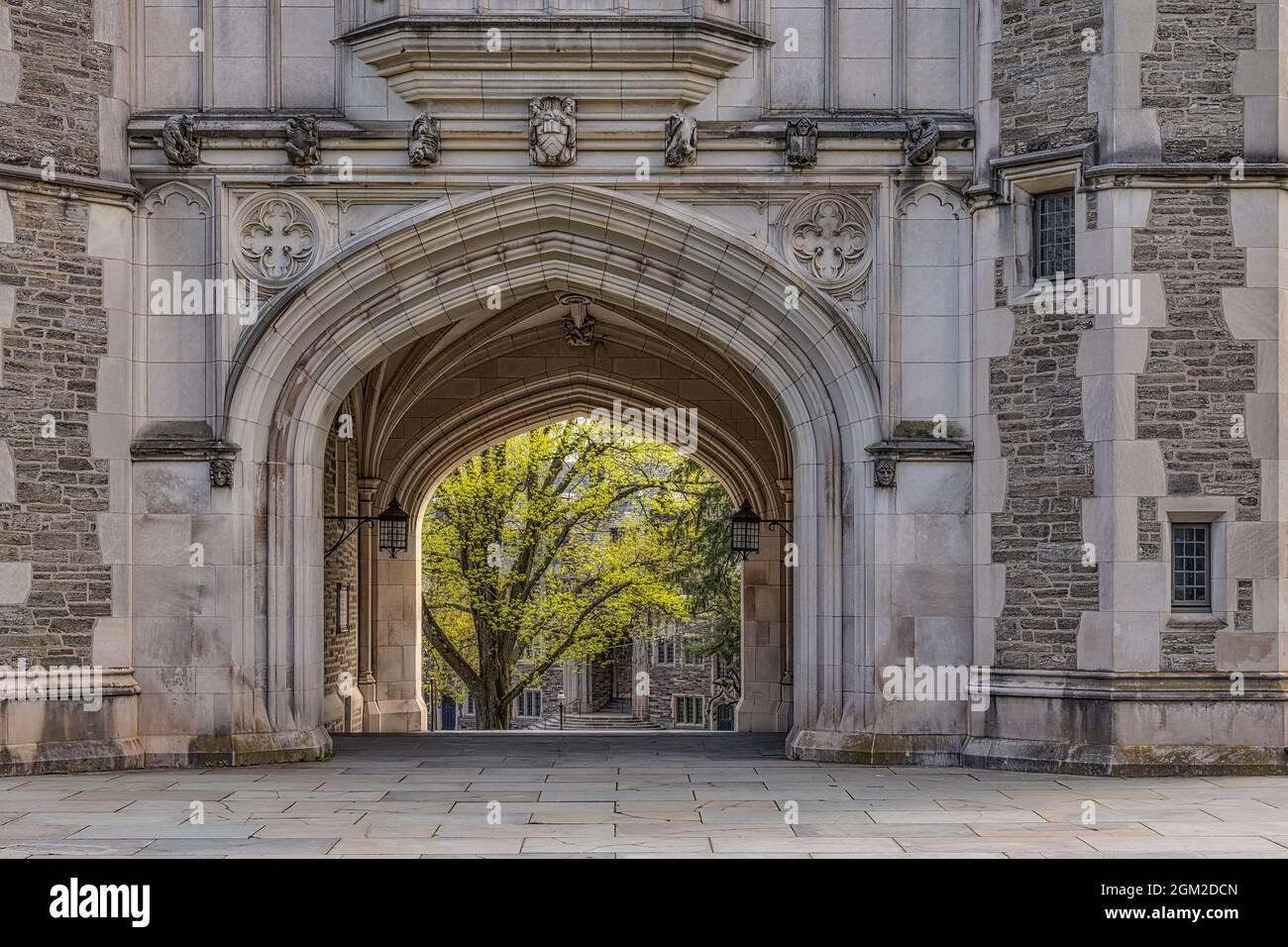 Arco della Sala di Princeton Blair - una vista dello stile architettonico gotico della Torre dell'Orologio di Blair Hall. L'Università di Princeton è una Ivy privata Foto Stock