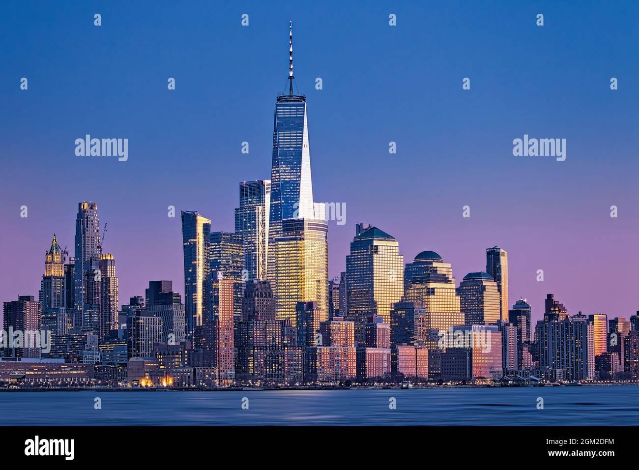 NYC Skyline World Trade Center - i colori caldi del sole tramontato si riflettono sugli edifici della Lower Manhattan, lo skyline di New York. Domi Foto Stock