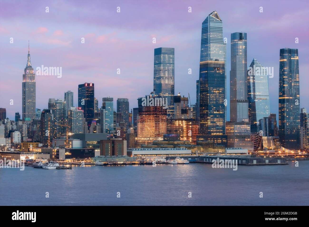 USNS NYC Skyline - Vista della USNS Comfort ancorata al Molo 90 dal centro di Manhattan skyline a New York City, NY durante l'ora blu di twilig Foto Stock