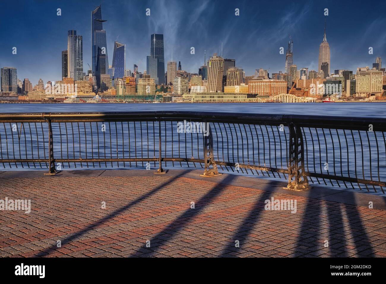 NYC Empire state Hudson Yards - Vista dello skyline di New York con l'Empire state Building (ESB) e l'Hudson Yards, un edificio relativamente nuovo Foto Stock