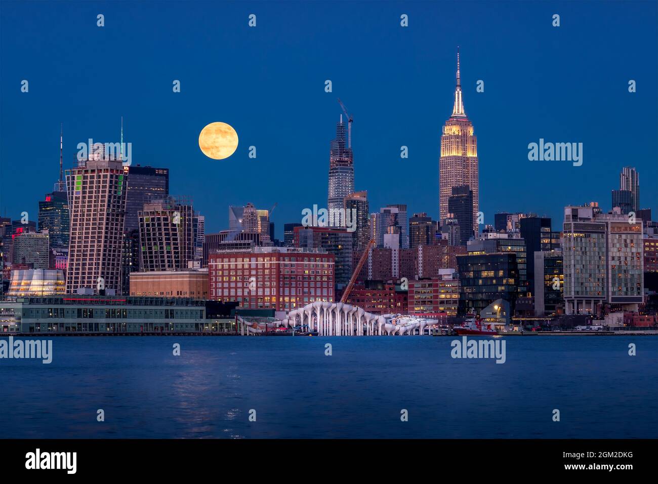 Moon Over NYC - il centro di Manhattan New York City skyline con l'Empire state Building (ESB) e una super luna che sorge sopra il nuovo Thomas Heatherw Foto Stock