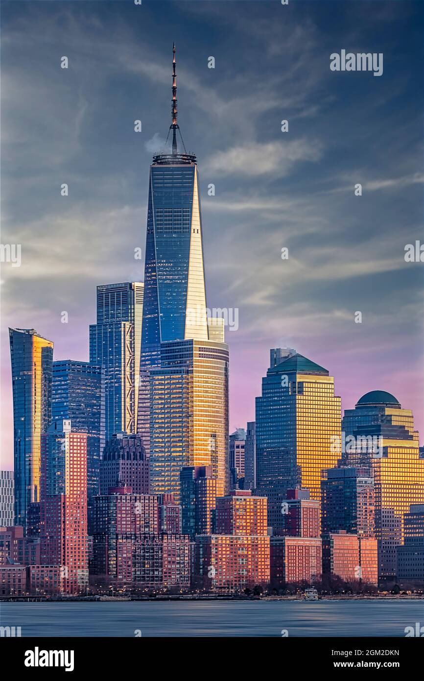 World Trade Center NYC - i colori caldi del sole tramontato si riflettono sugli edifici della Lower Manhattan, lo skyline di New York. Dominando un Foto Stock