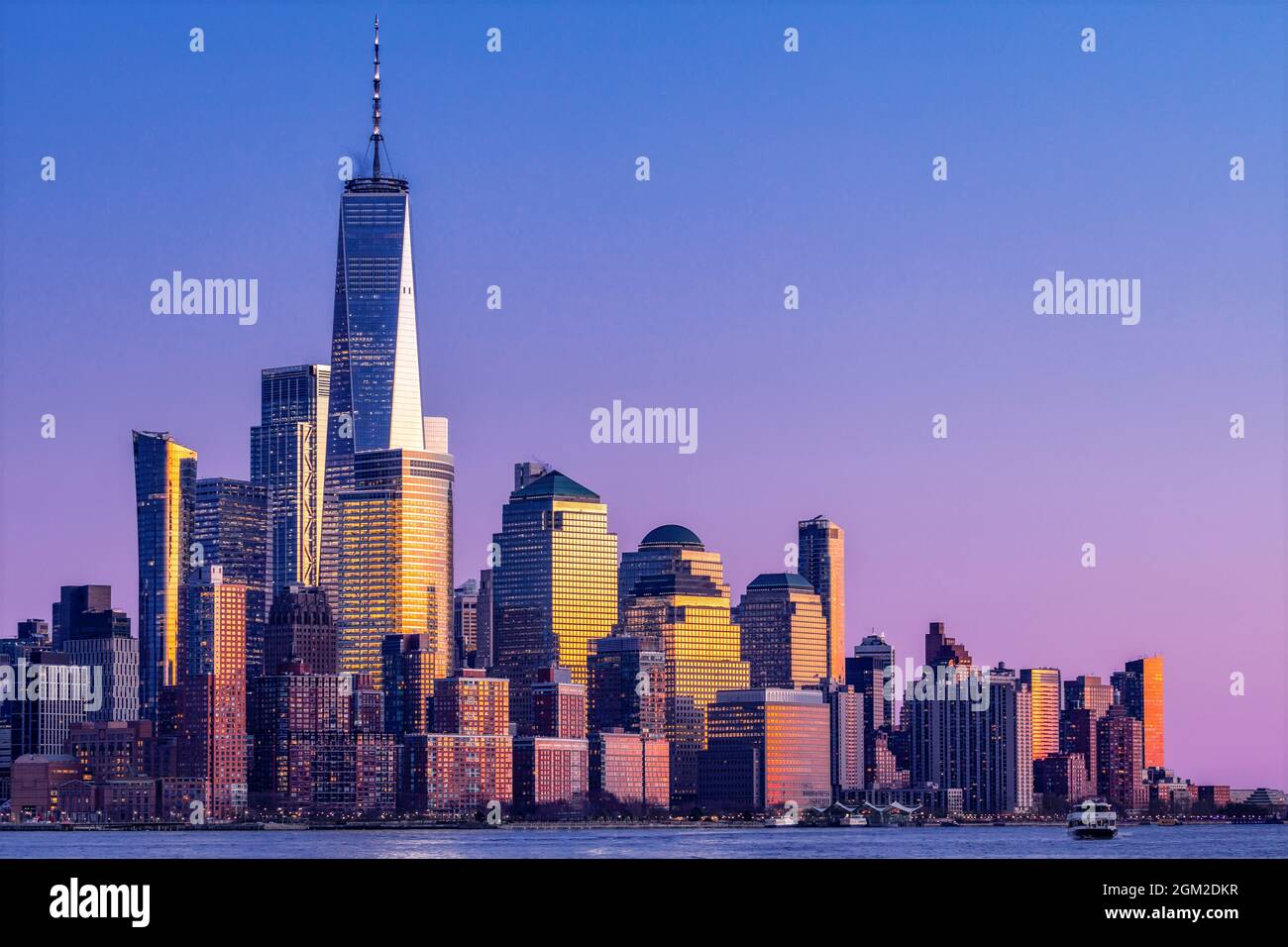 World Trade Center Blue Hour - i colori caldi del sole tramontato si riflettono sugli edifici della Lower Manhattan, lo skyline di New York. Domina Foto Stock