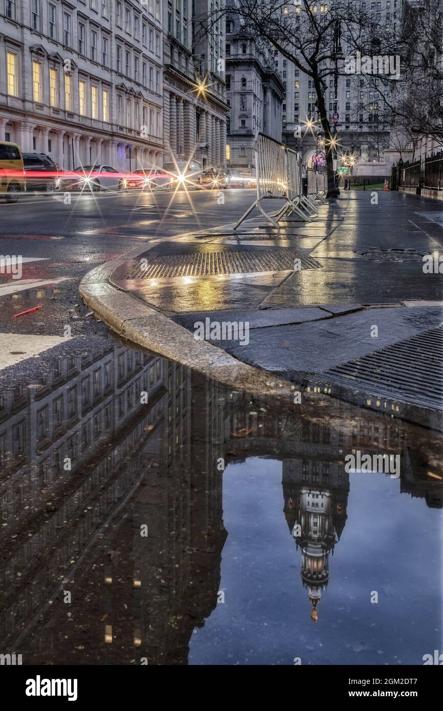 NYC Manhattan Municipal Building - Vista della facciata superiore del Manhattan, l'edificio municipale di New York si riflette in una pozza d'acqua. L'eclettico Foto Stock