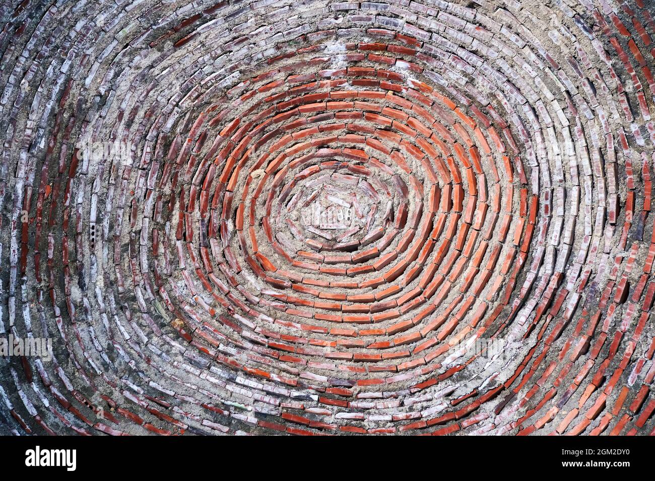 Cupola di mattoni a rete del castello di Sigacik battaglia in Turchia. Storica architettura Seljukiana. Foto Stock
