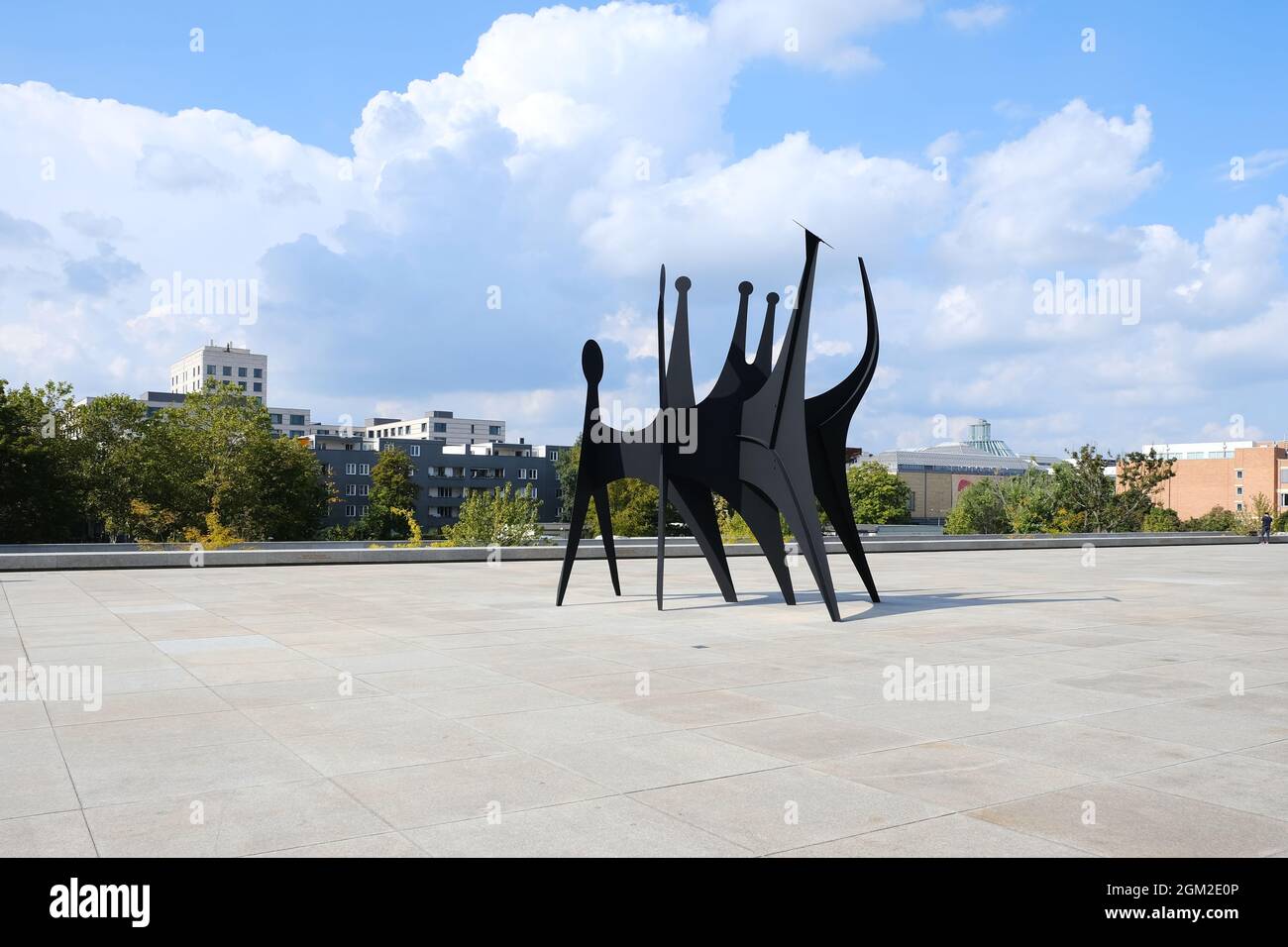 Berlino, Germania, 10 settembre 2021, scultura in acciaio 'teste e unghie' di Alexander Calder sulla superficie liberamente accessibile alla Neue Nationalgaleri Foto Stock