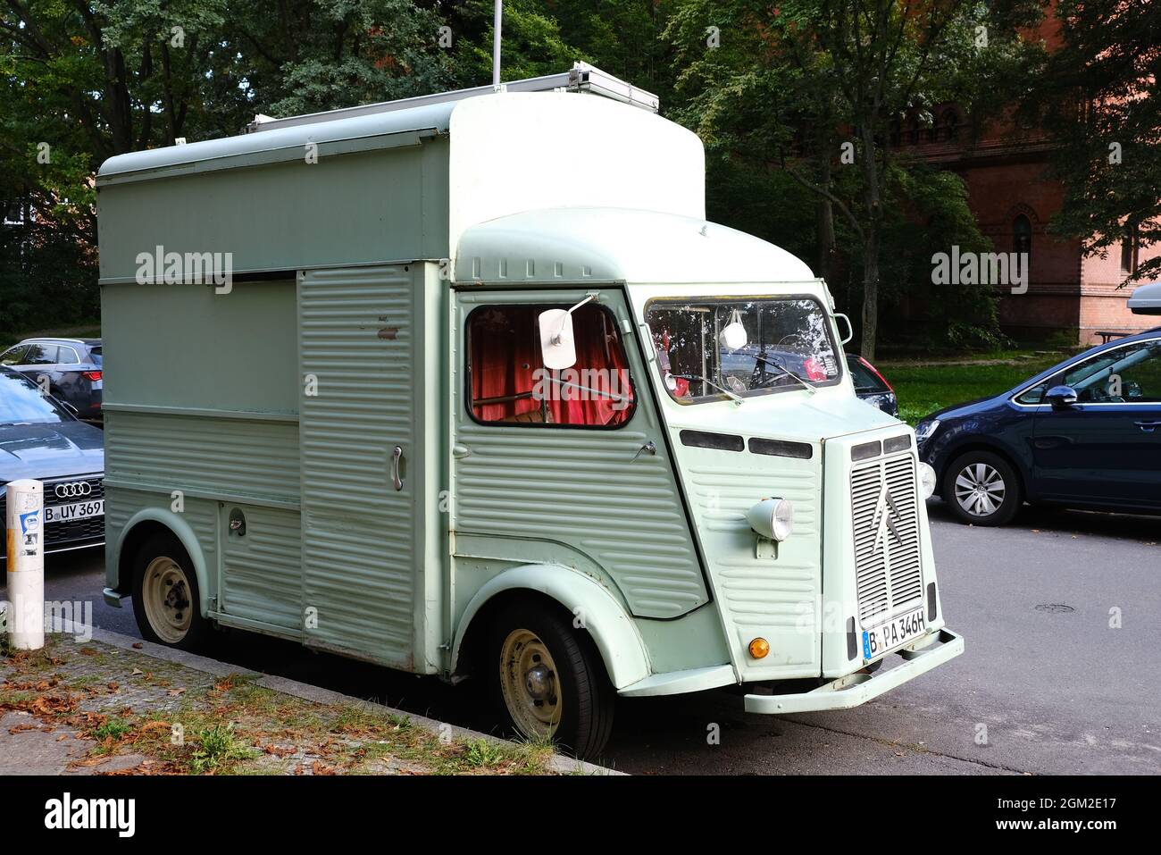 Berlino, Germania, 13 settembre 2021, parcheggiato storico van Citroen tipo H. Foto Stock