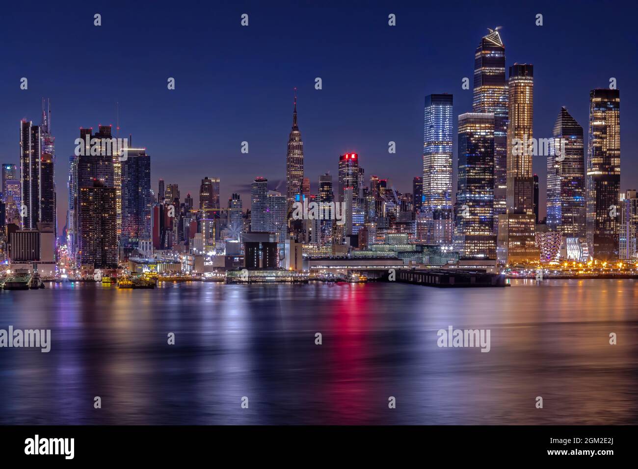 Empire state Hudson Yards - prima dell'alba sullo skyline di New York, così come i quartieri di Chelsea e Hudson Yards di Manhattan, New York. HUD Foto Stock