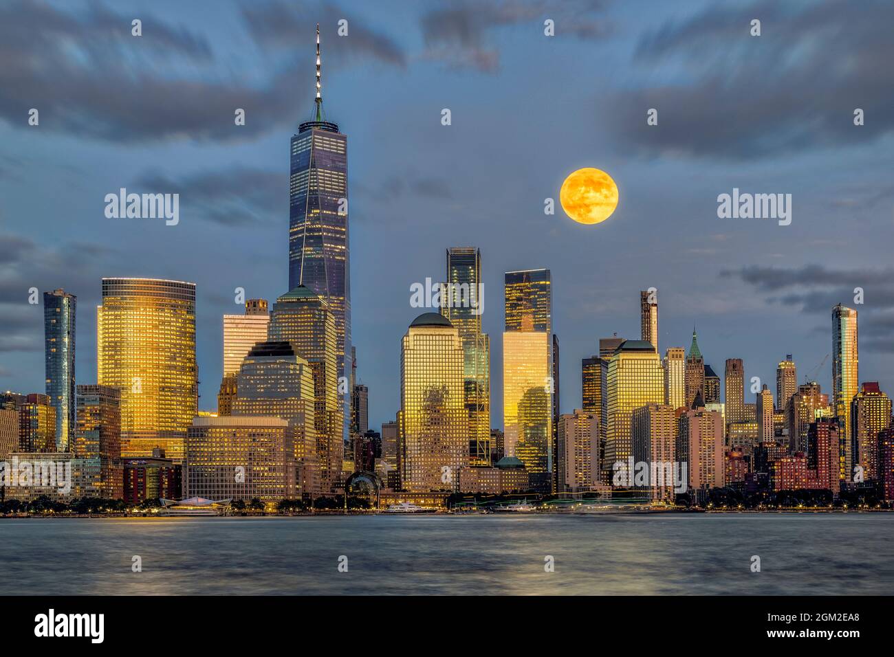 NYC Skyline Harvest Moon - la luna Harvest sorge accanto al One World Trade Center, coniato alla Freedom Tower di Lower Manhattan. Una meridiana è nel fo Foto Stock
