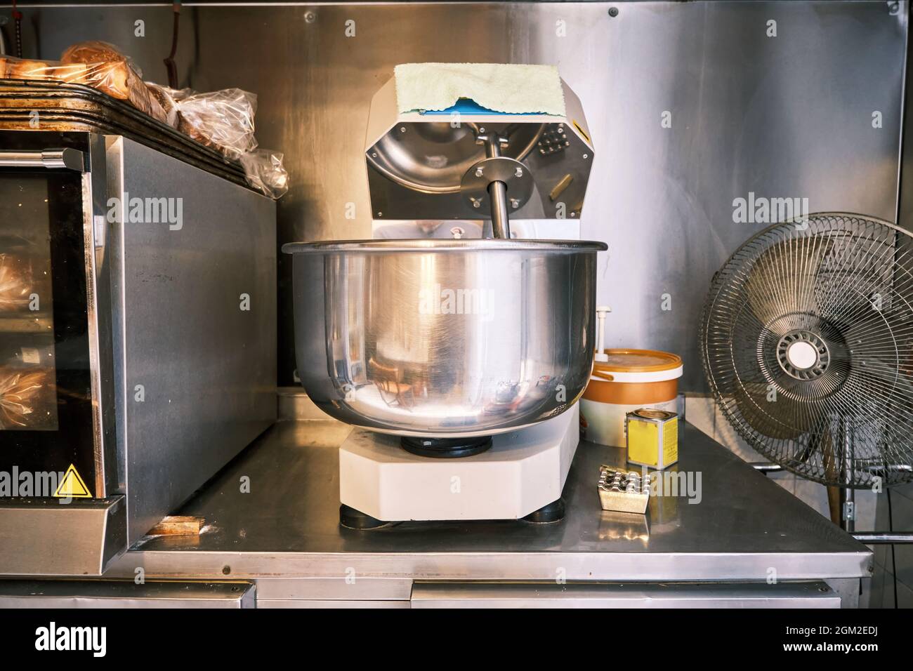 Impastatrice professionale o impastatrice in cucina industriale. Foto Stock